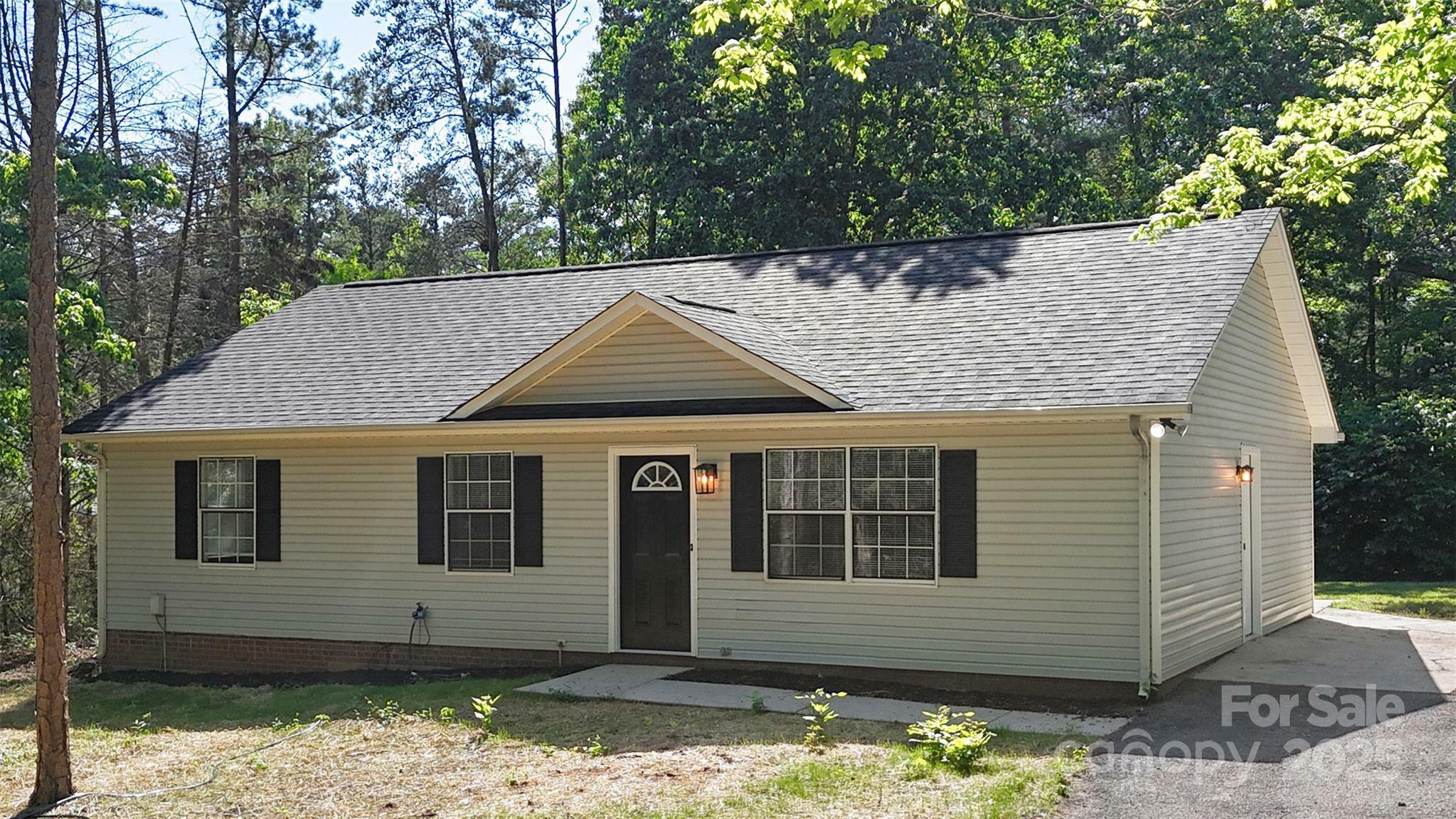 Property Photo: 7525 Cedarbrook Drive NC 28215