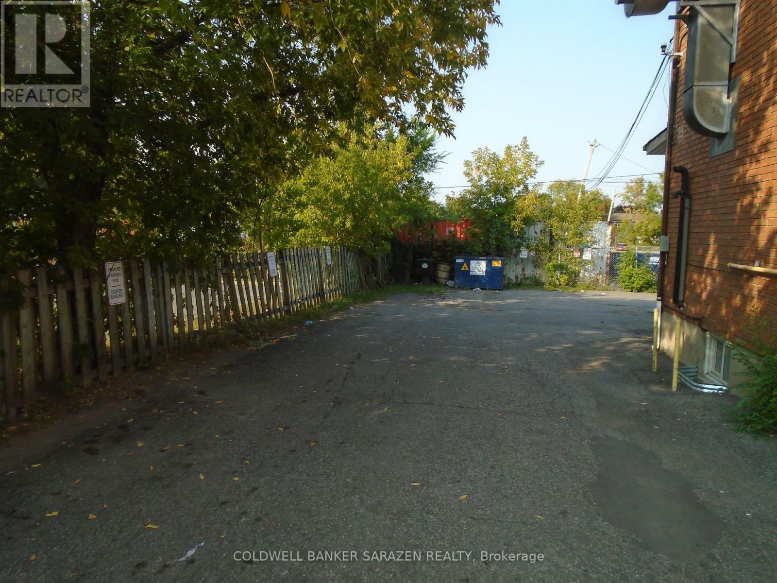Photo de la propriété:  912 North St Laurent Boulevard North  ON K1K 3B3 