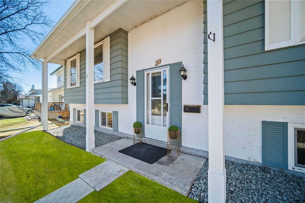 Property Photo: 29 Uplands Crescent MB R2Y 0P7