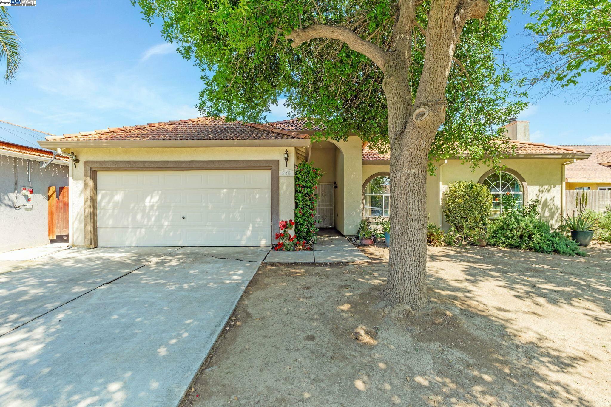 Property Photo: 848 La Cresta Ct CA 93635