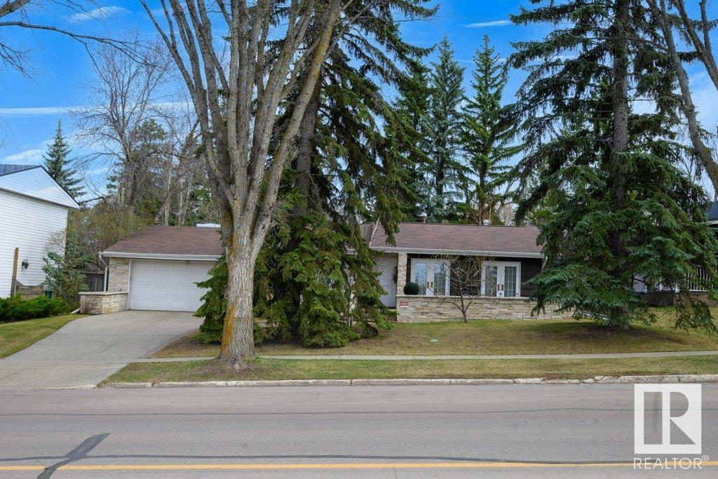 Property Photo: 37 Grosvenor Boulevard AB T8N 1P3
