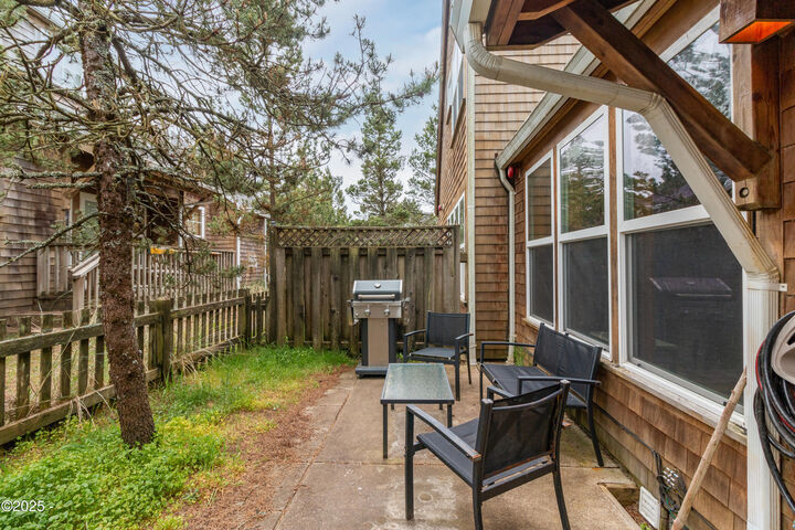 Property Photo: 5904 Barefoot Lane OR 97135