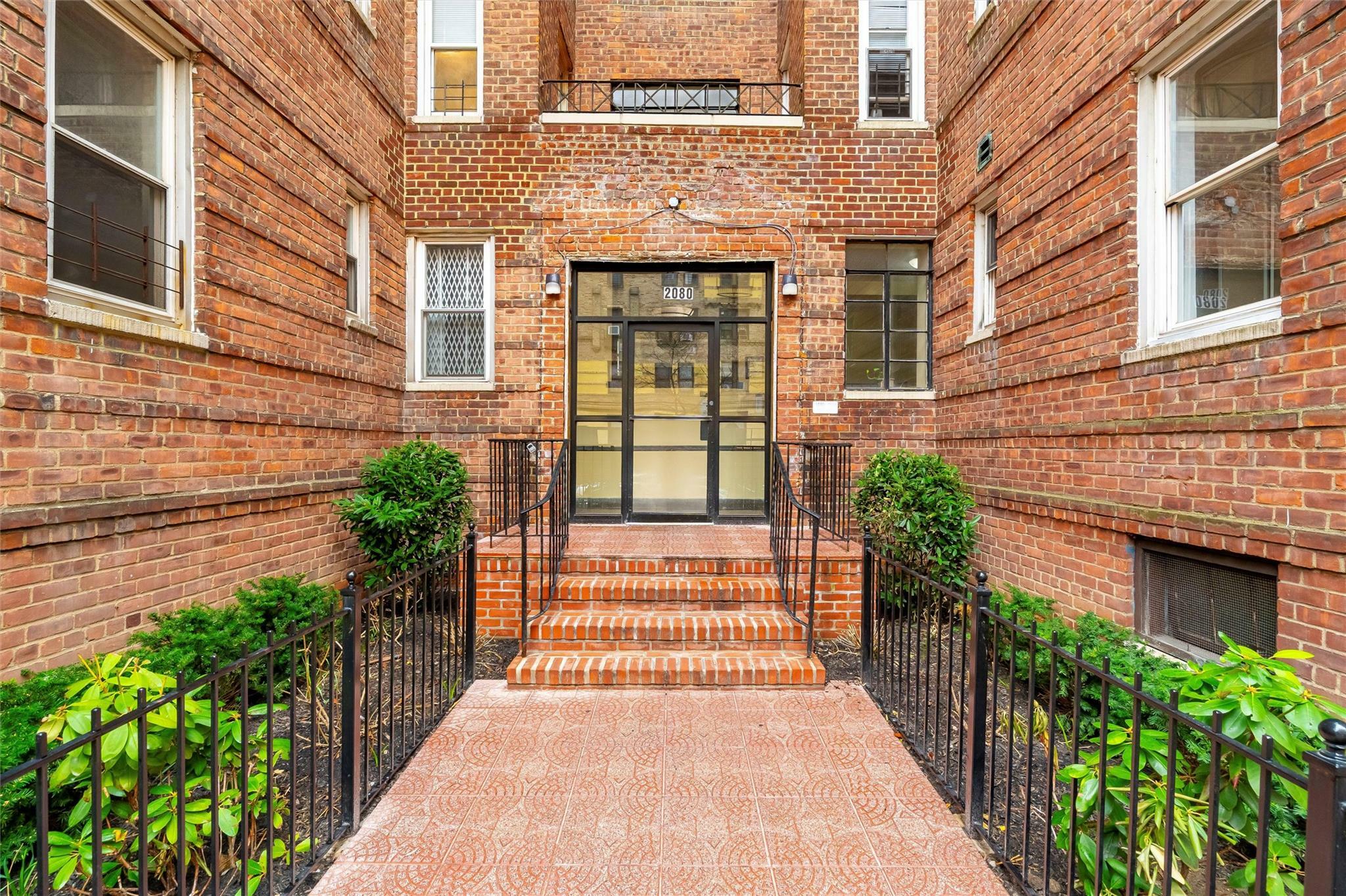 Property Photo: 2080 Barnes Avenue 4A NY 10462