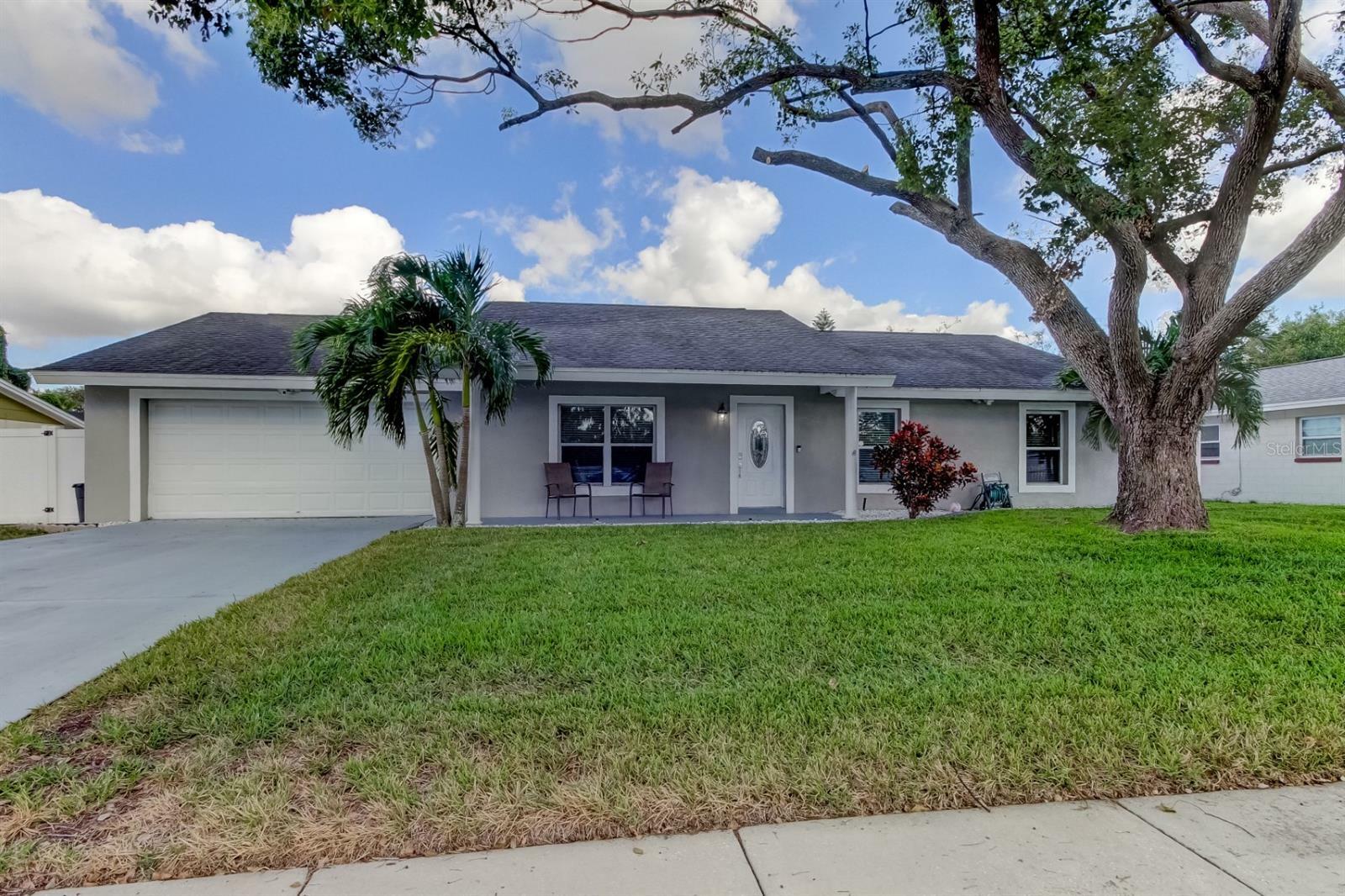 Property Photo: 706 Kingswood Loop FL 33511