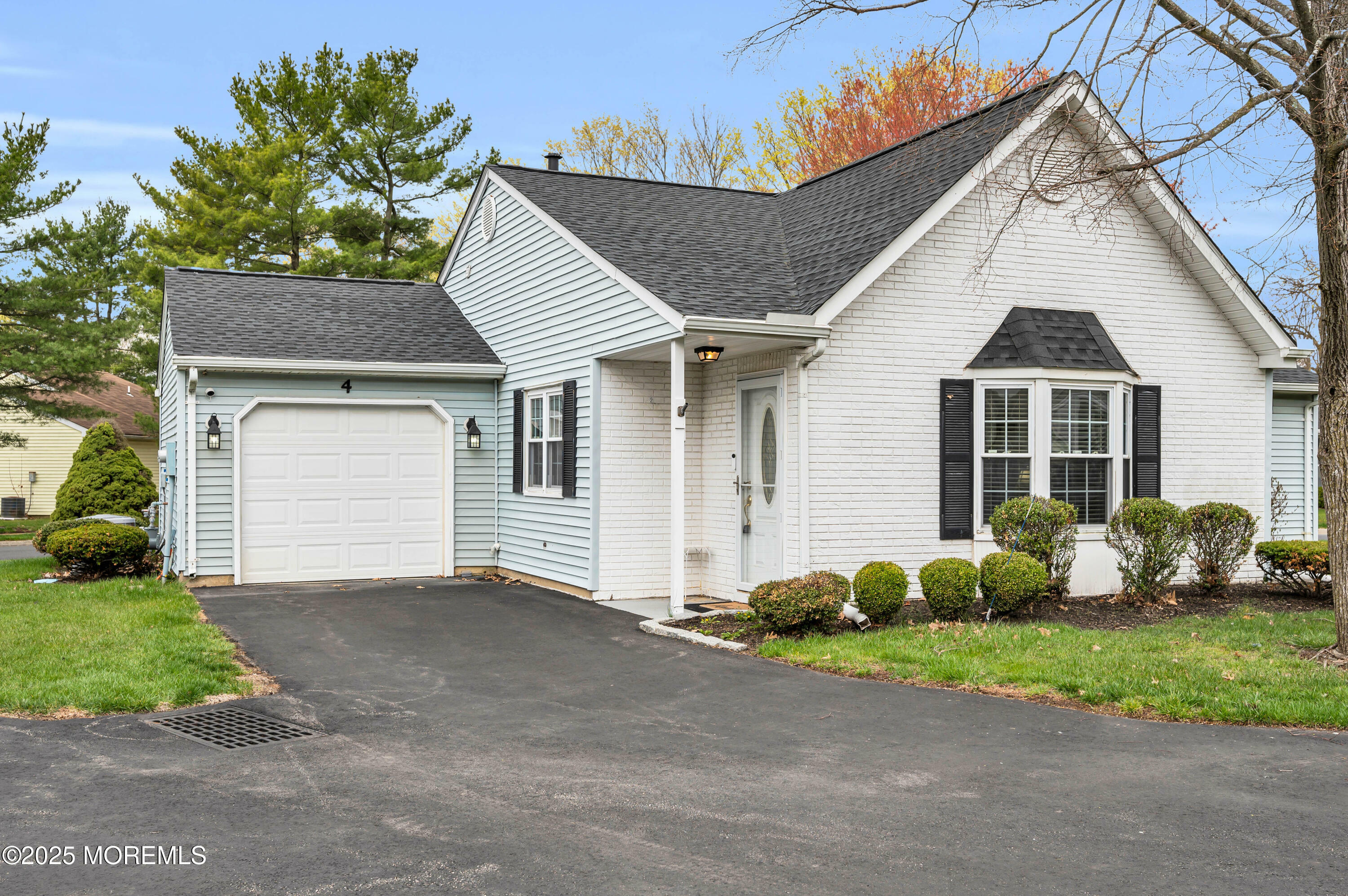 Property Photo: 4 Edgeware Close 1000 NJ 07728