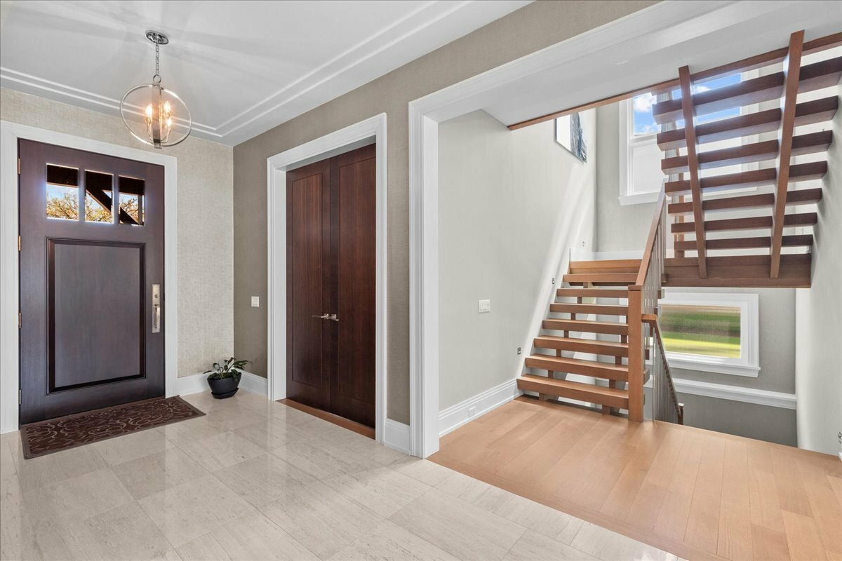 Property Photo:  326 Country Lane  IL 60025 