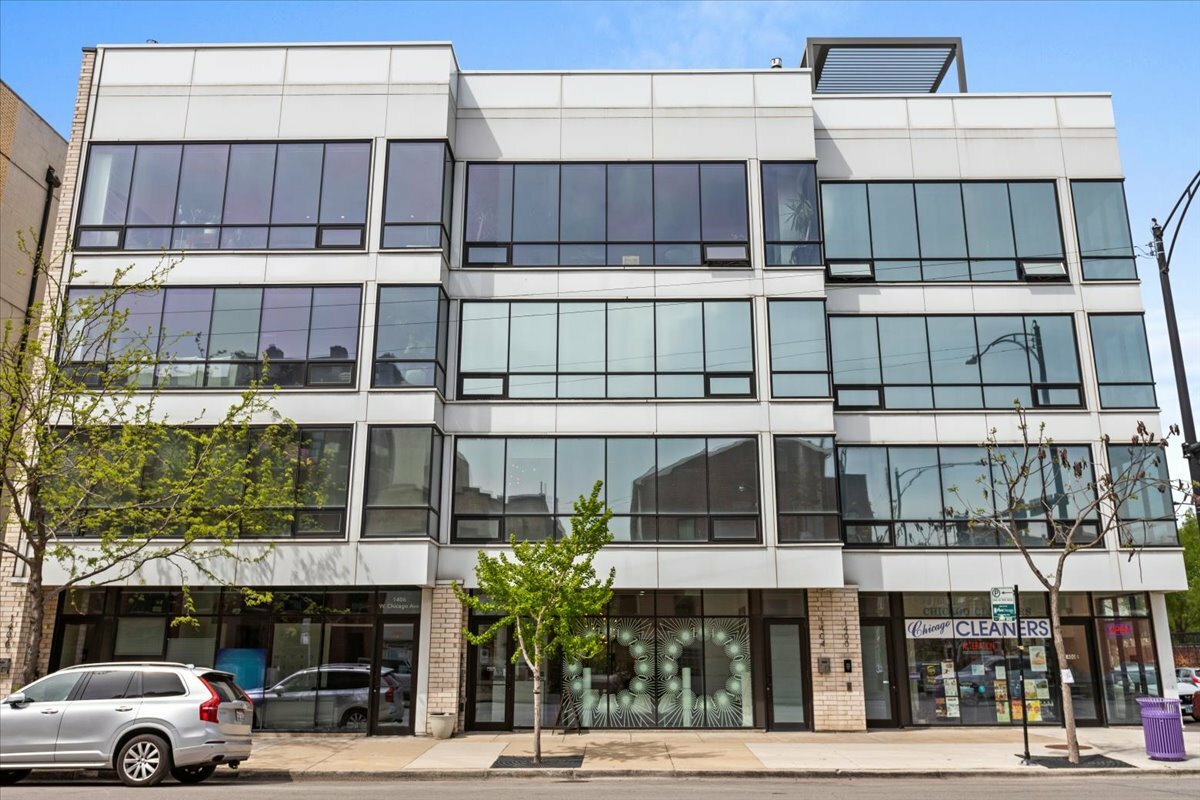 Property Photo: 1404 W Chicago Avenue 2 IL 60642