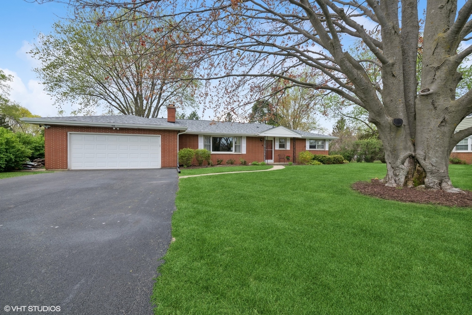 Property Photo: 1112 N Perry Drive IL 60067