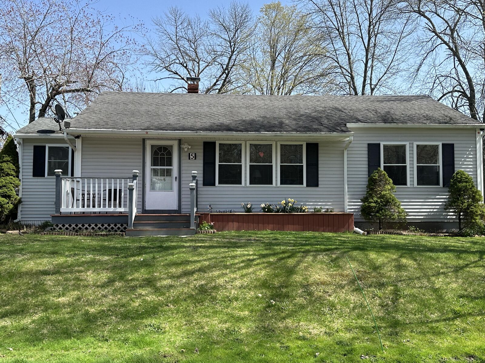 Property Photo:  5 Prospect Street  ME 04072 