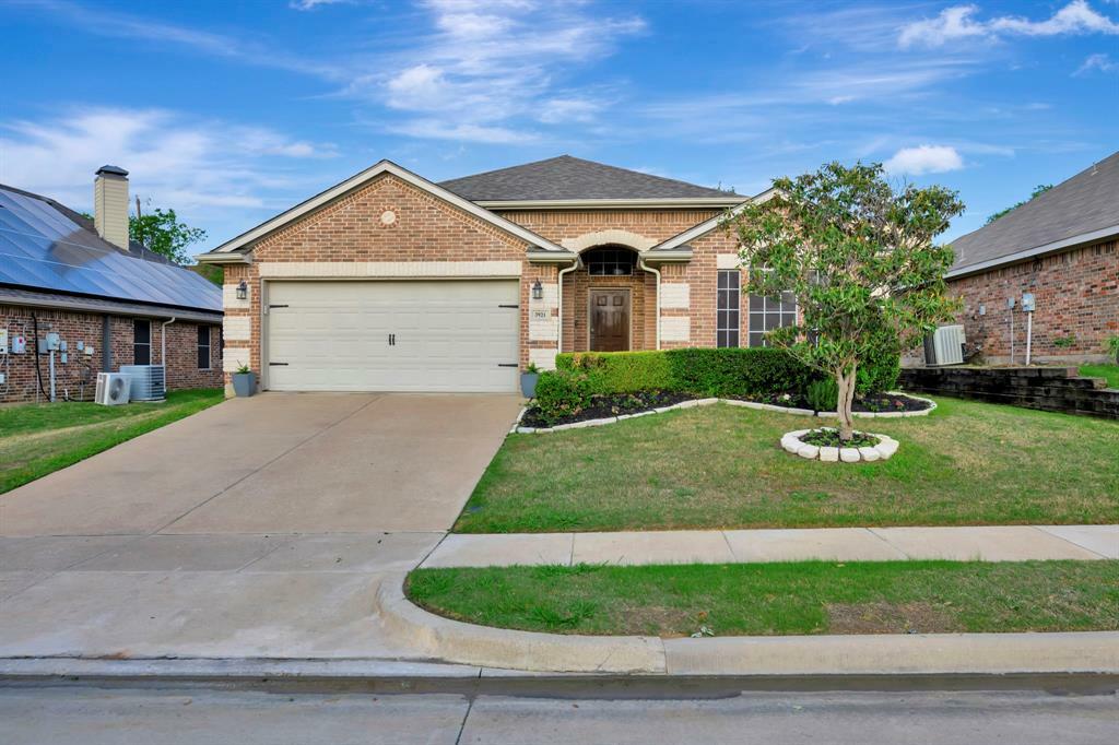 Property Photo: 3921 Vista Greens Drive TX 76244