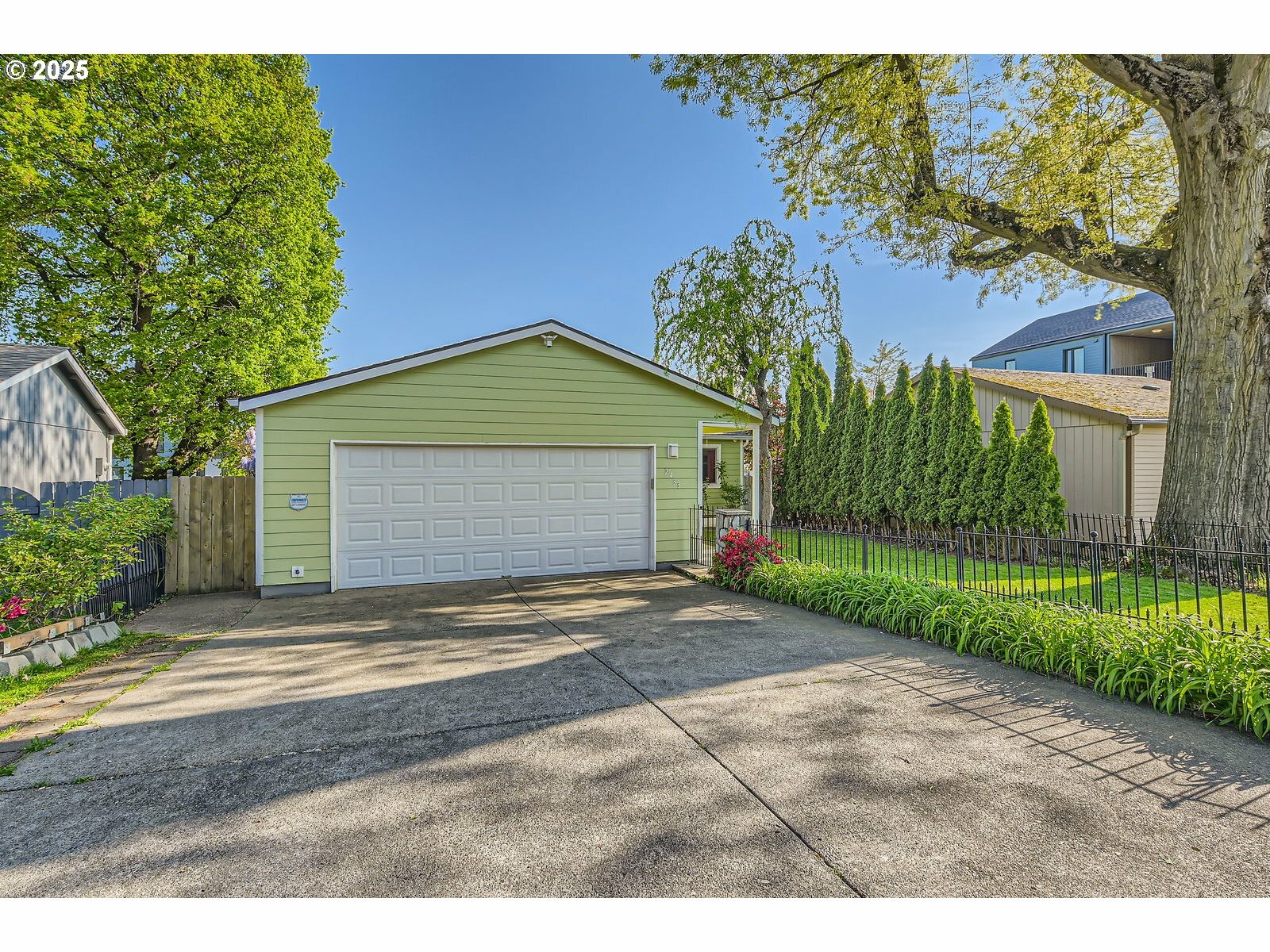 Property Photo: 2433 NE Saratoga St OR 97211