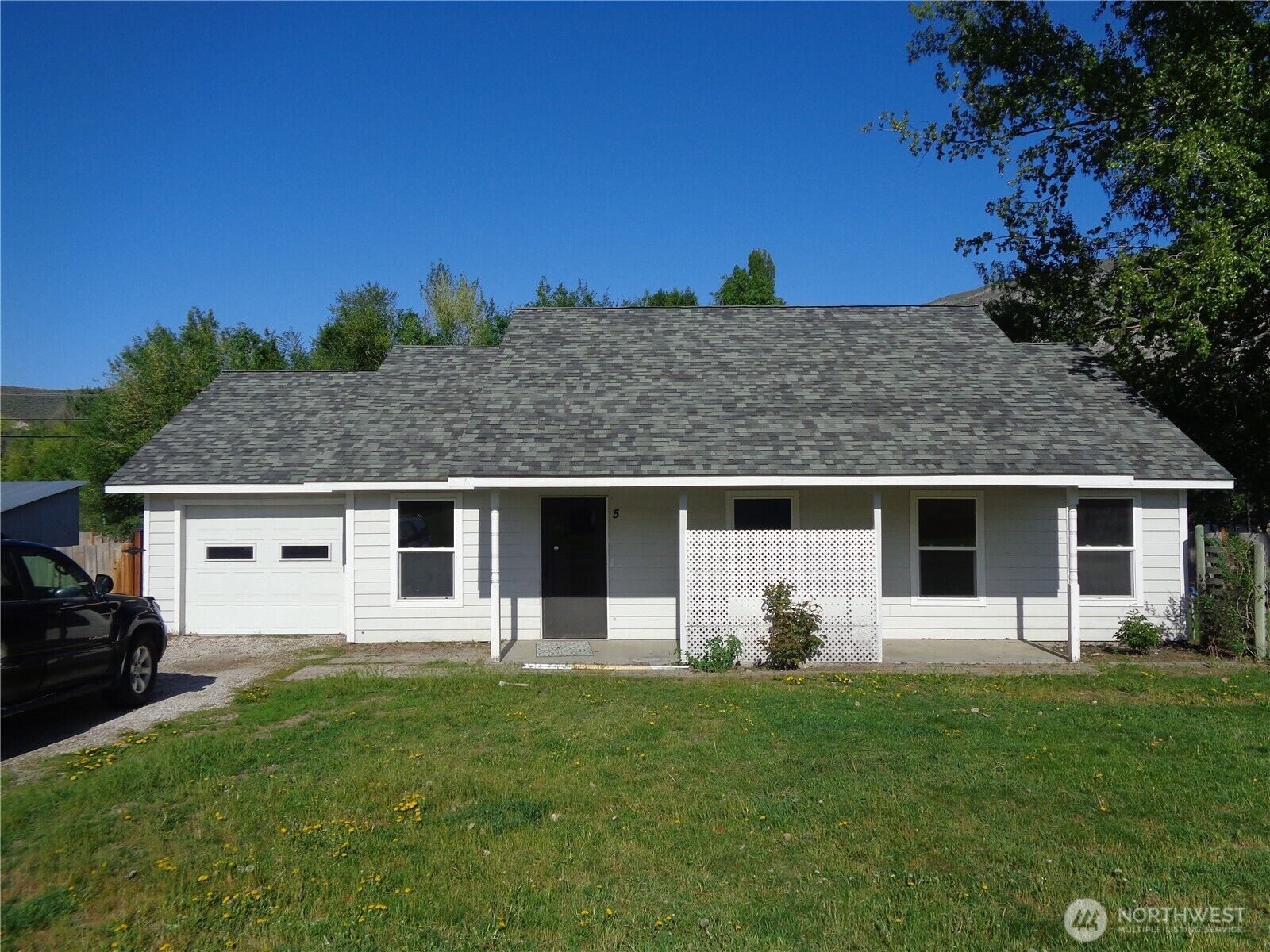 Property Photo: 5 Orchard Loop N WA 98855