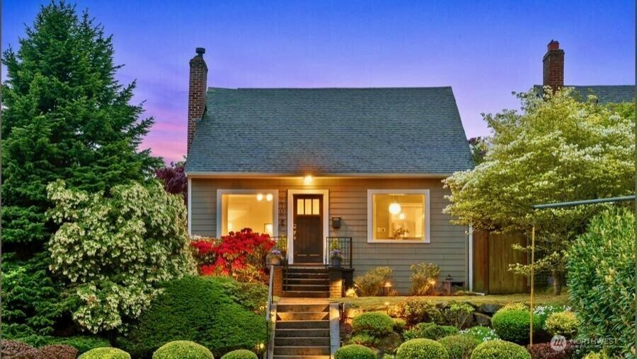 Property Photo: 2707 W Dravus Street WA 98199