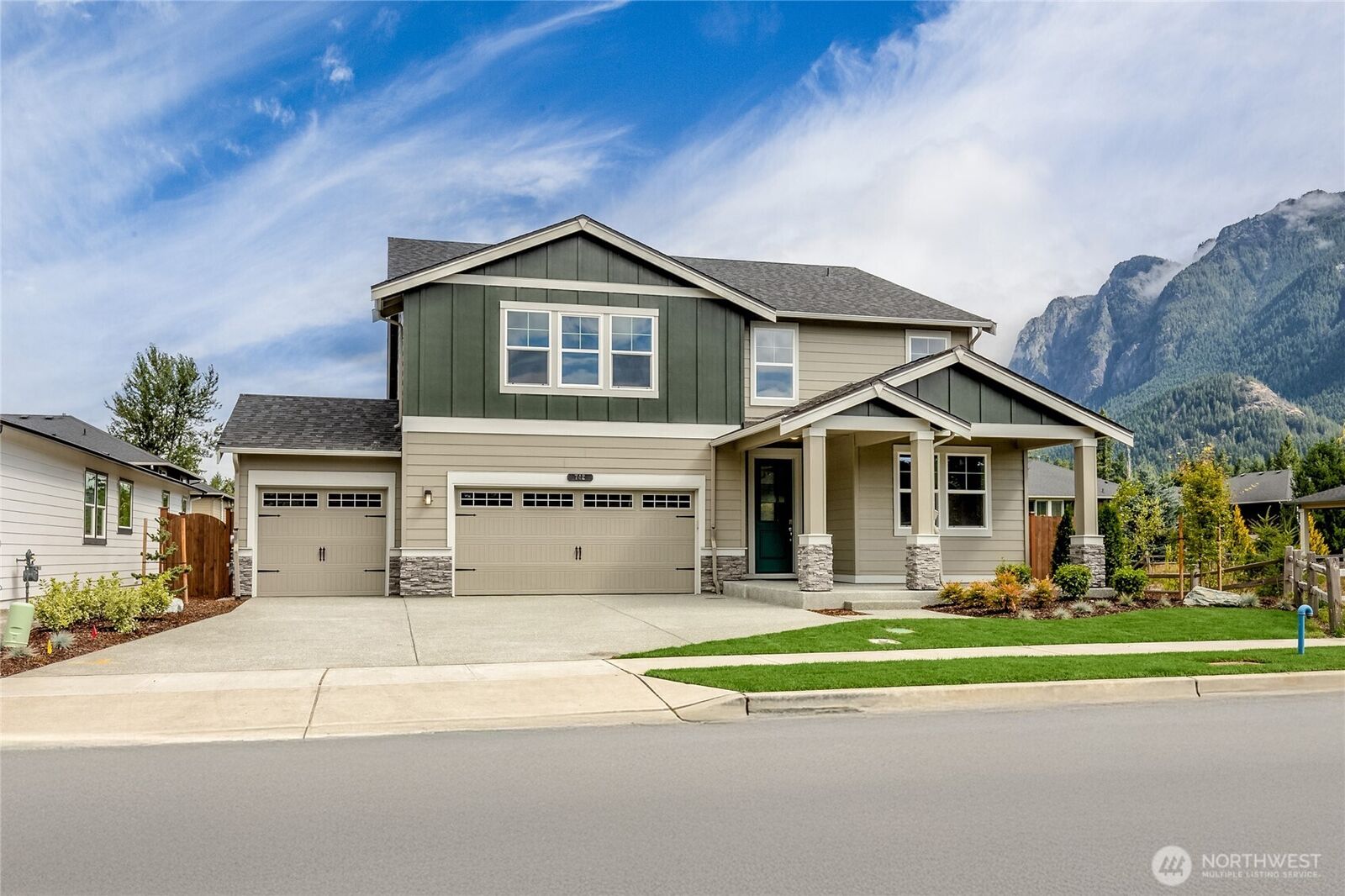 Property Photo: 742 SE 11th Place 6 WA 98045