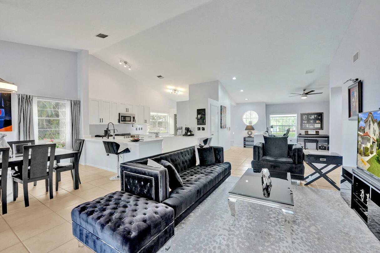 Property Photo: 7669 Springwater Place 202 FL 33437