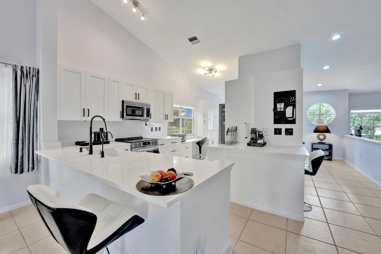 Property Photo: 7669 Springwater Place 202 FL 33437