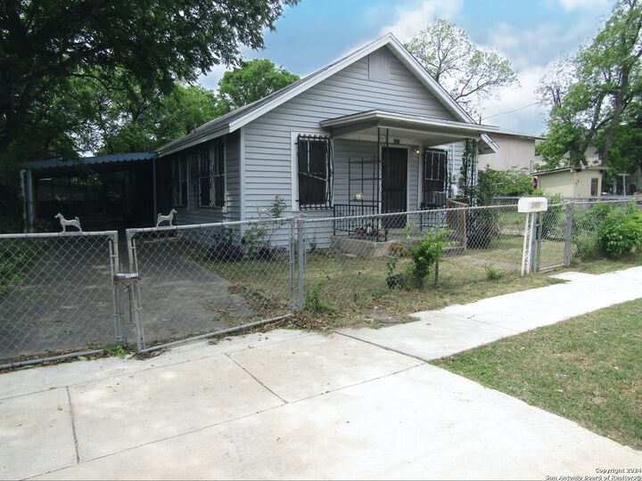 Property Photo: 217 Lancaster TX 78214