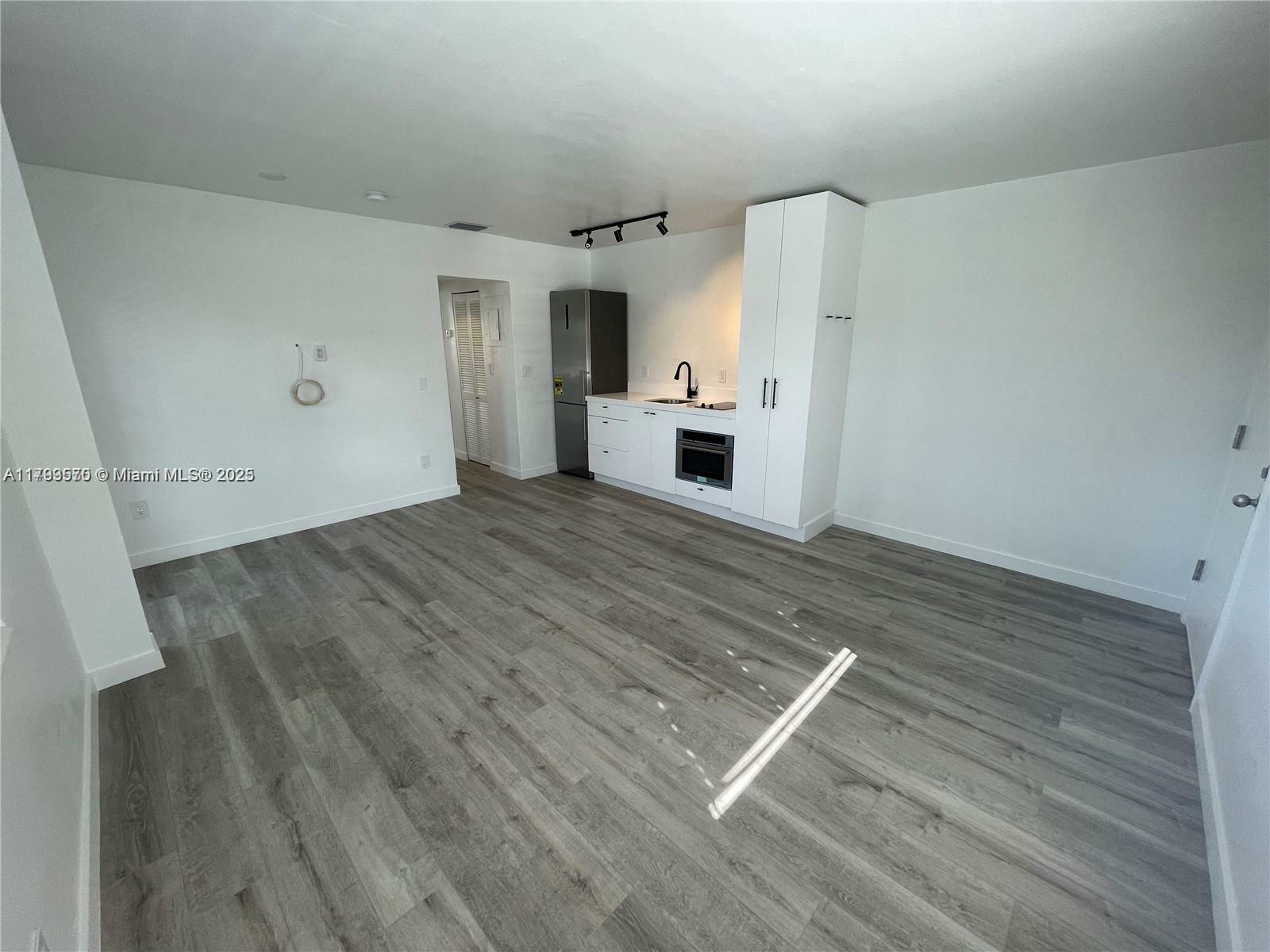 Property Photo: 323 Washington Ave 7 FL 33139