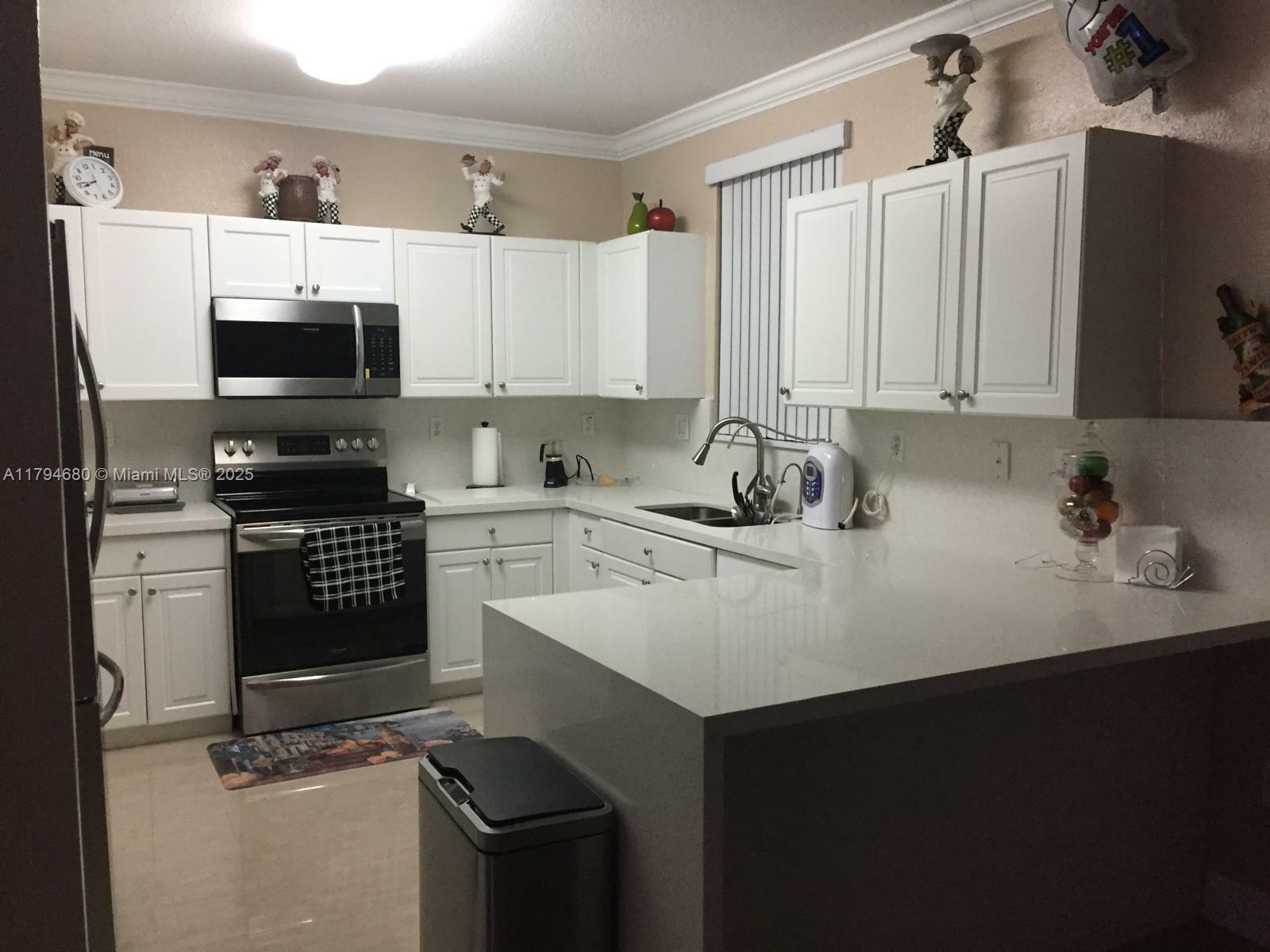 Property Photo: 941 NE 42nd Ave FL 33033