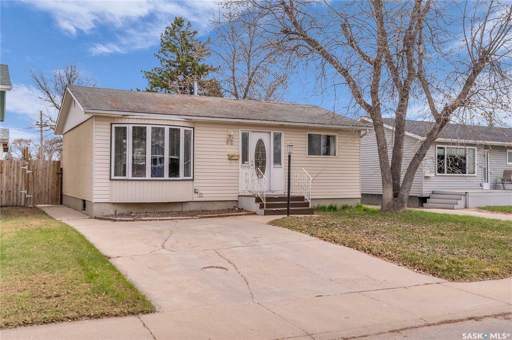 Property Photo: 62 Maxwell Crescent SK S7L 3Y2