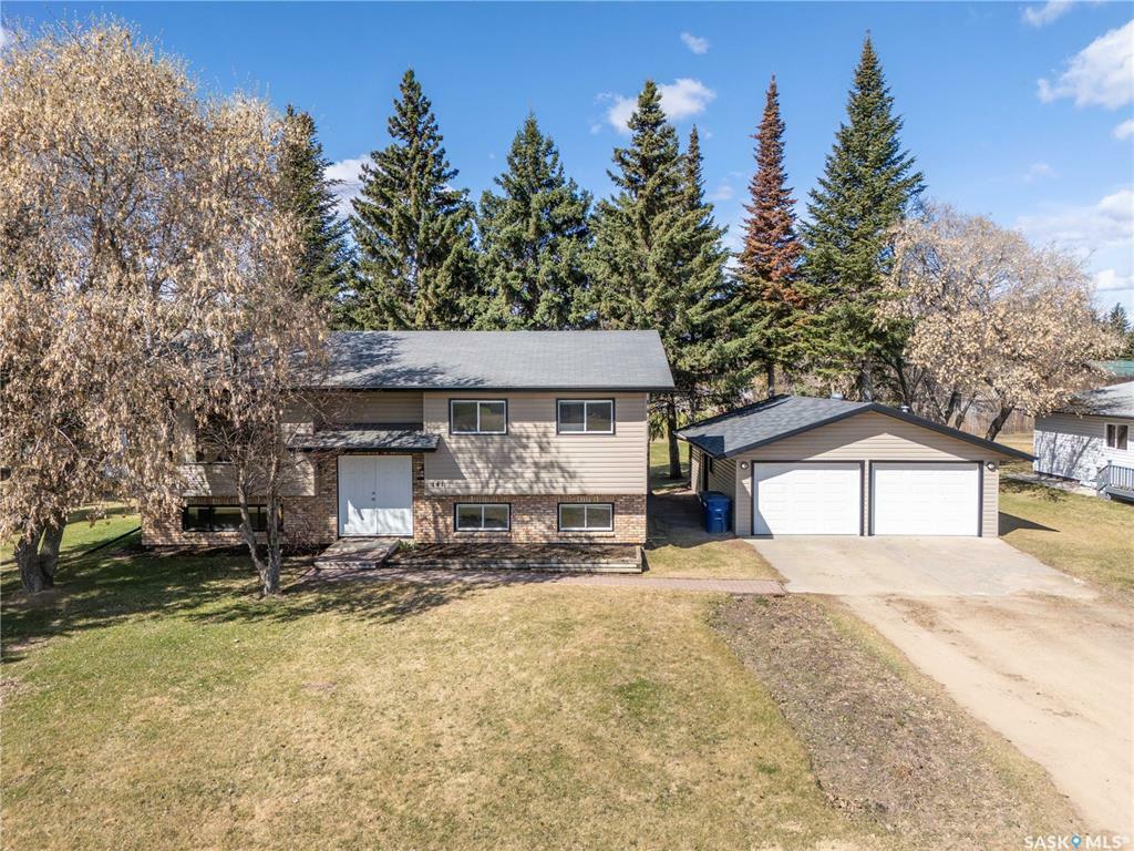 Property Photo: 141 2nd Street W SK S0M 2K0