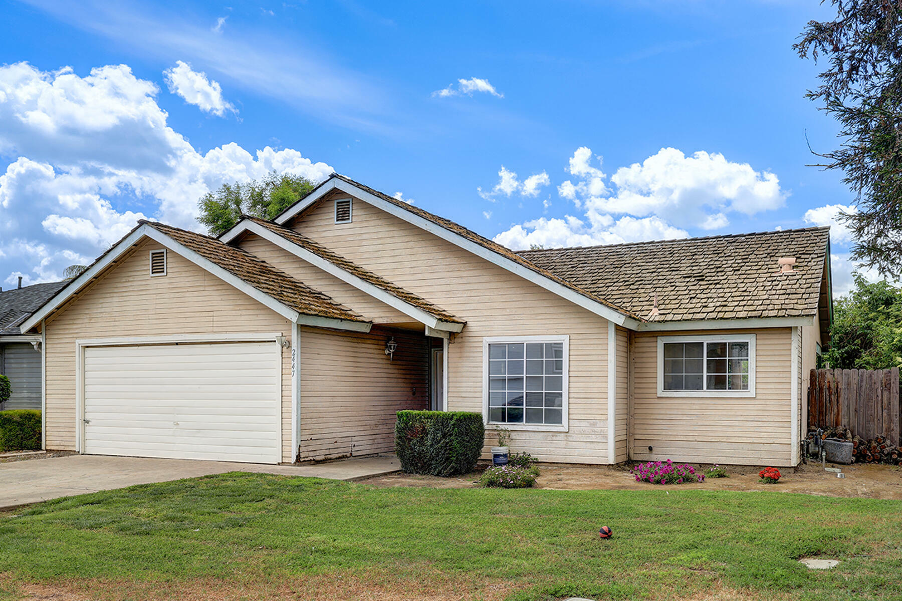 Property Photo: 2447 N Michael Street CA 93292