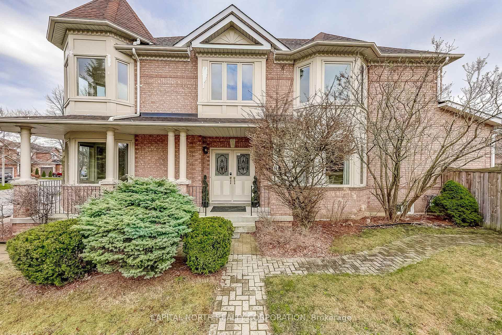 Property Photo: 47 Castle Green Drive ON L1R 2P9