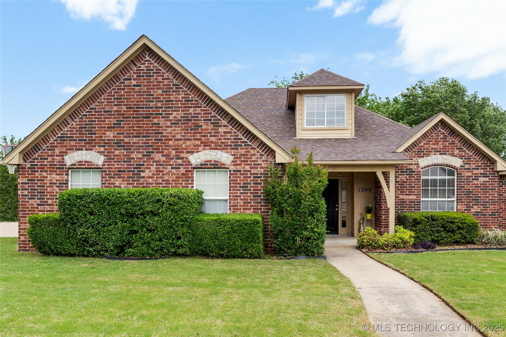 Property Photo:  1209 E 146th Street S  OK 74033 