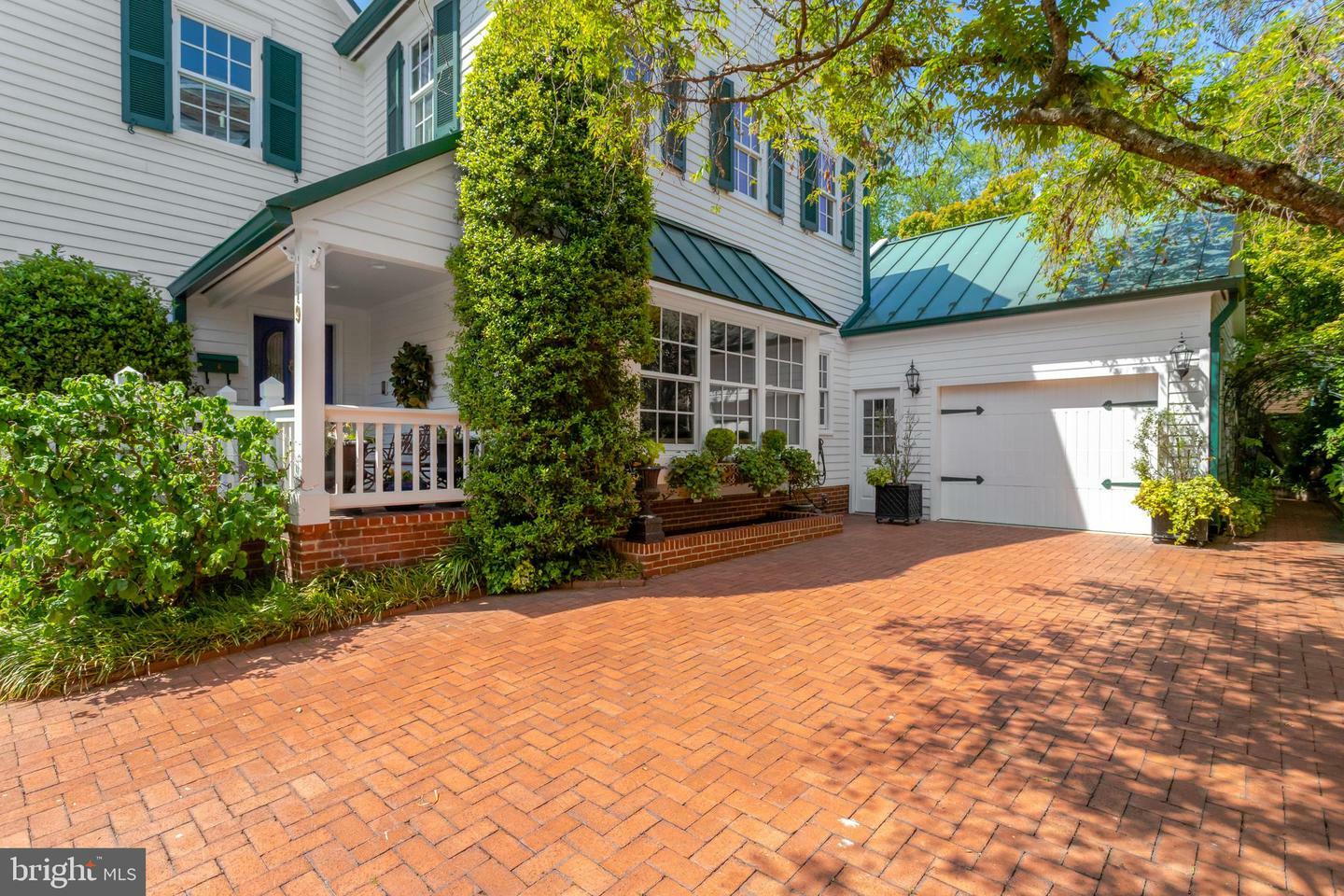 Property Photo: 119 Wolfe Street VA 22314