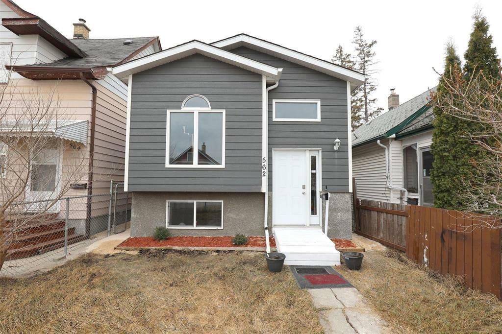 Property Photo: 562 Jamison Avenue MB R2K 1N4