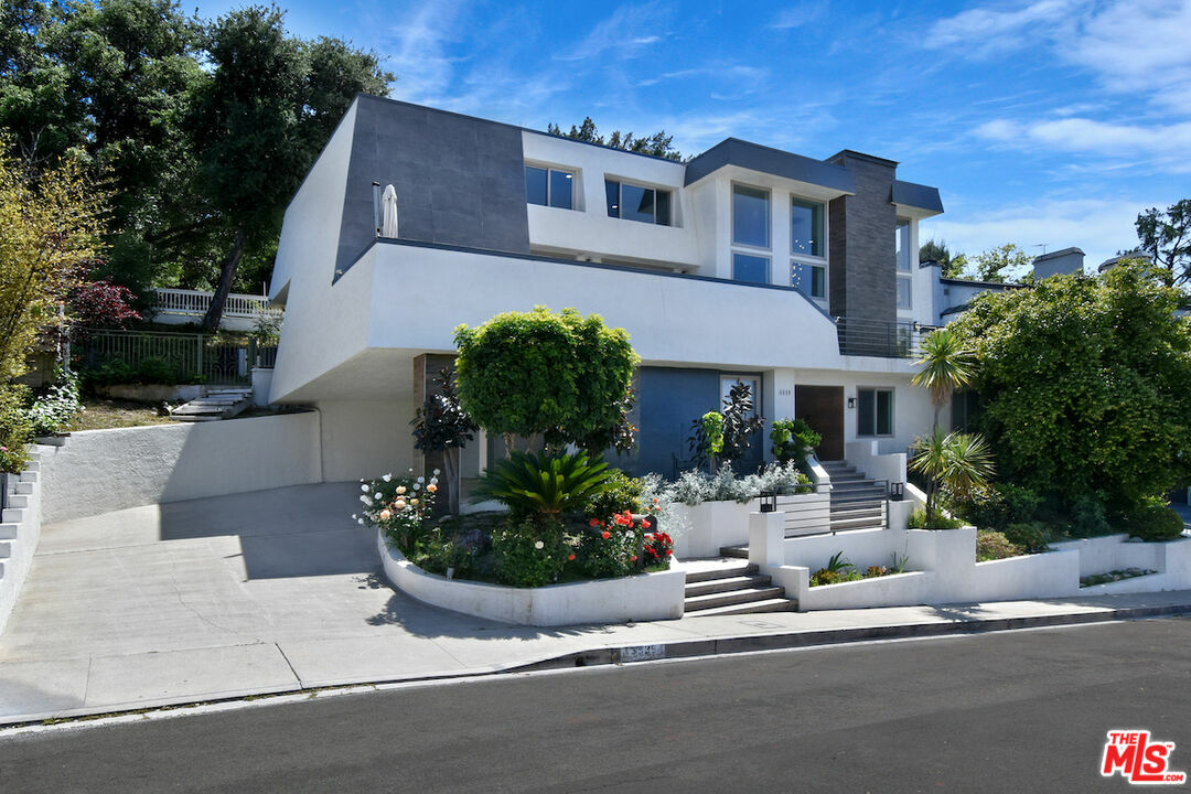 Property Photo: 3539 Alana Drive CA 91403