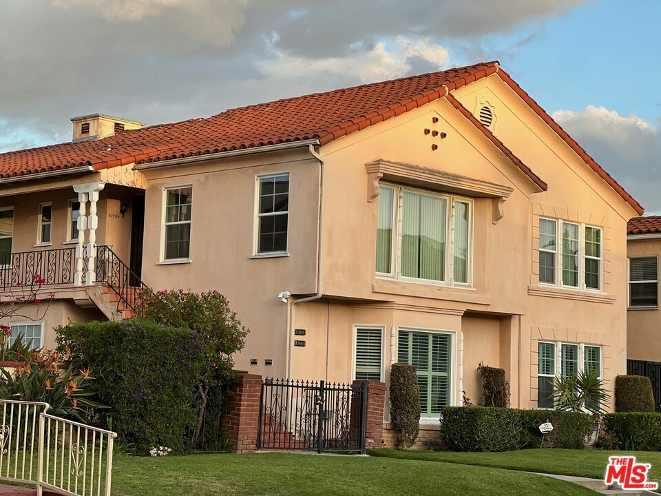 Property Photo: 4120 S Victoria Ave CA 90008