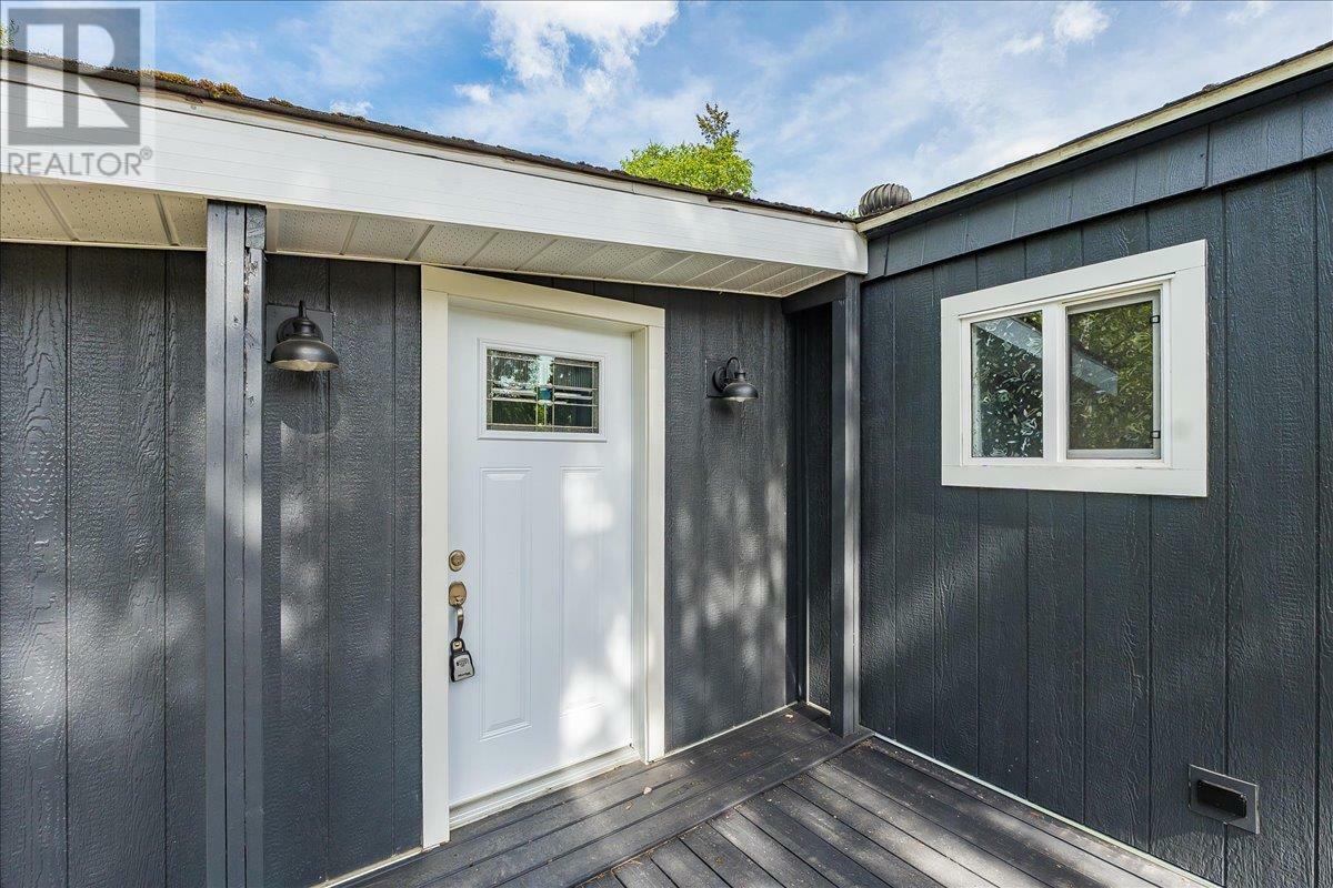 Property Photo: 3969 Broadwater Road 10 BC V1N 4V5