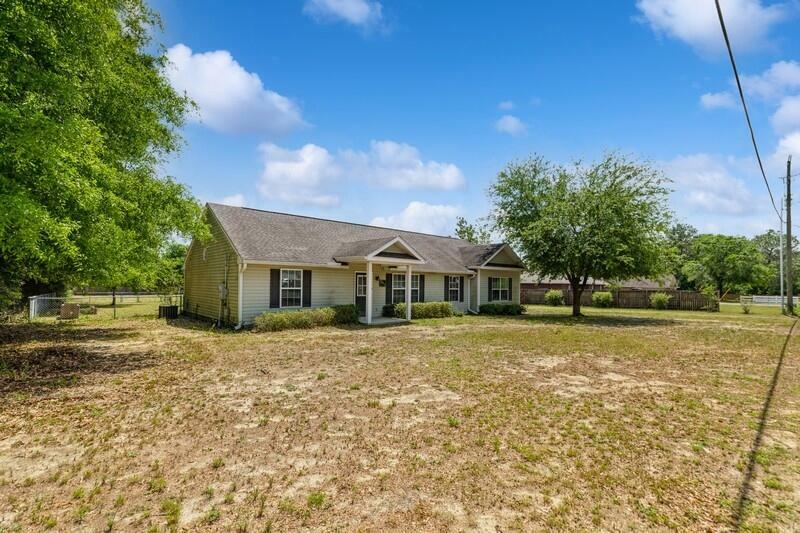 Property Photo: 2377 Lake Silver Road FL 32536