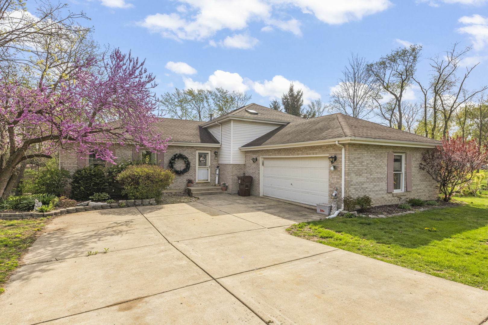 Property Photo:  210 E Circle Drive  IL 60451 