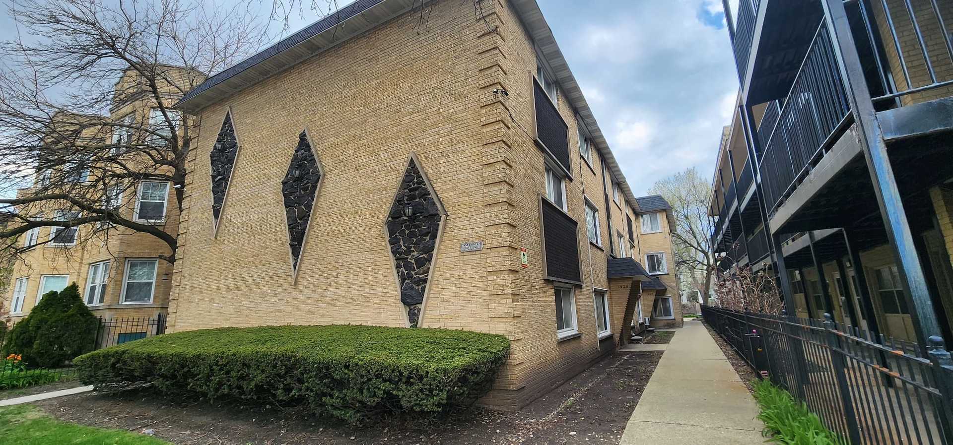 Property Photo: 1926 W Pratt Boulevard 3A IL 60626