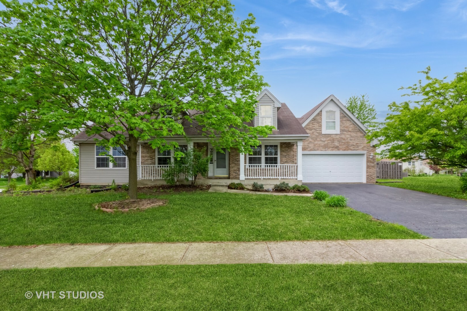 Property Photo: 401 Sunshine Court IL 60543