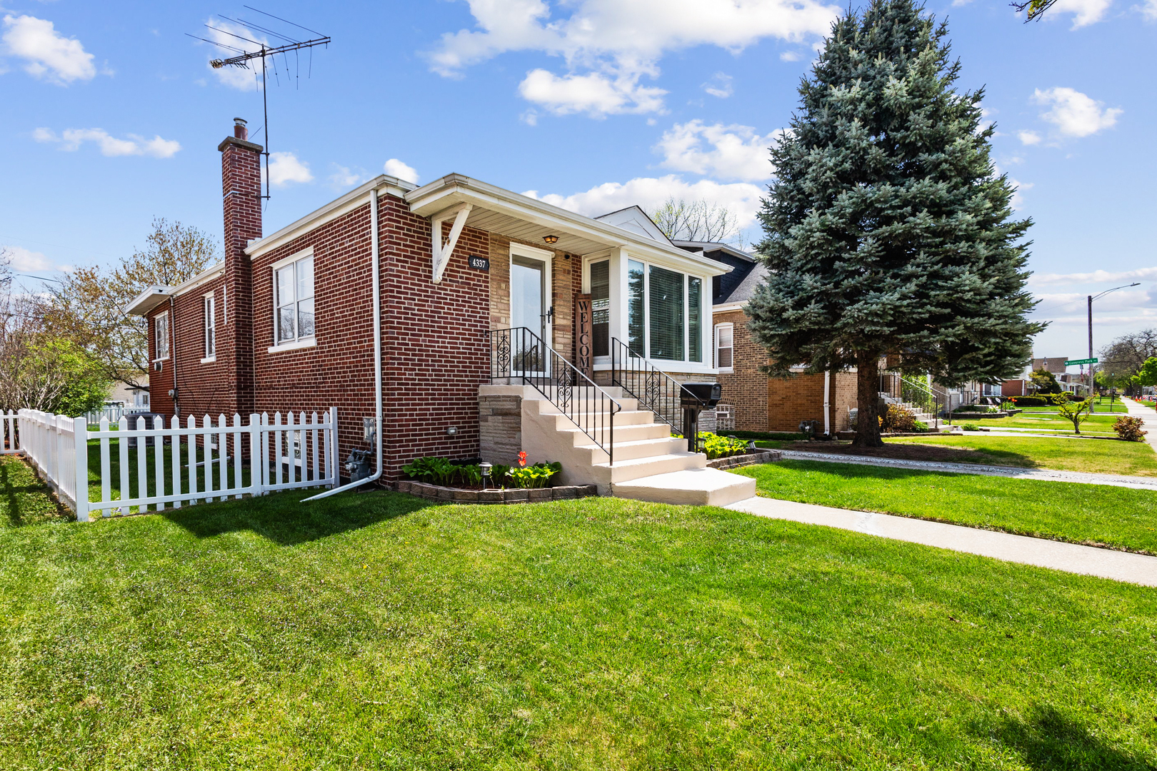 Property Photo: 4337 Maple Avenue IL 60513