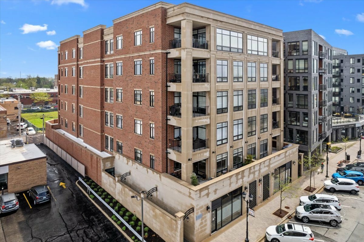 Property Photo: 195 N Addison Avenue Ph03 IL 60126