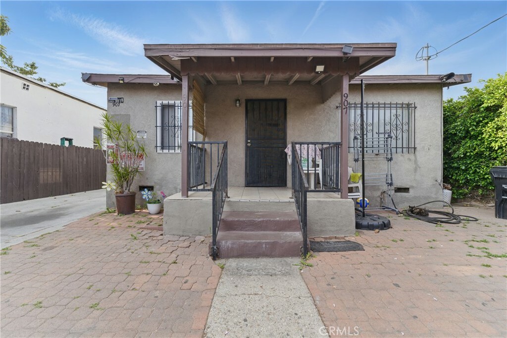 Property Photo:  907 E 109th Place  CA 90059 