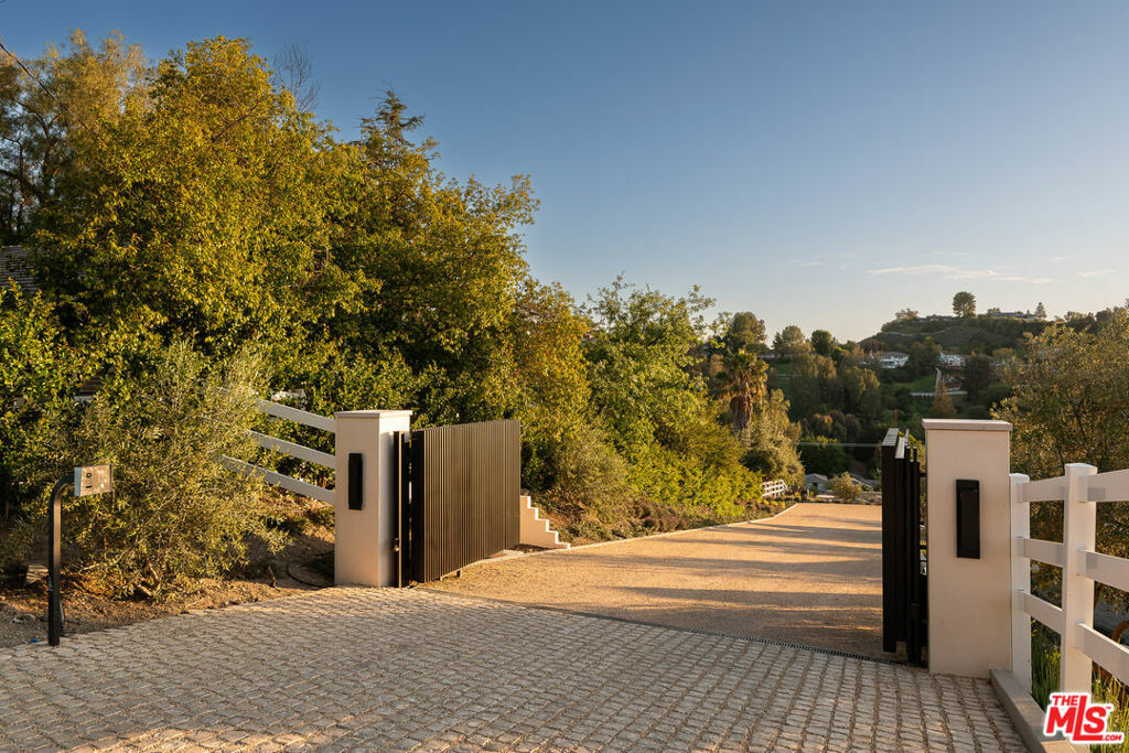 Property Photo: 24172 Lupin Hill Road CA 91302