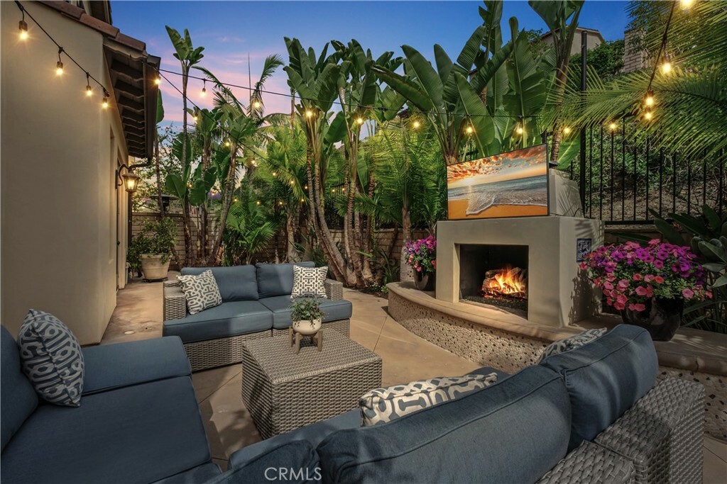 Property Photo: 114 Treehouse CA 92603