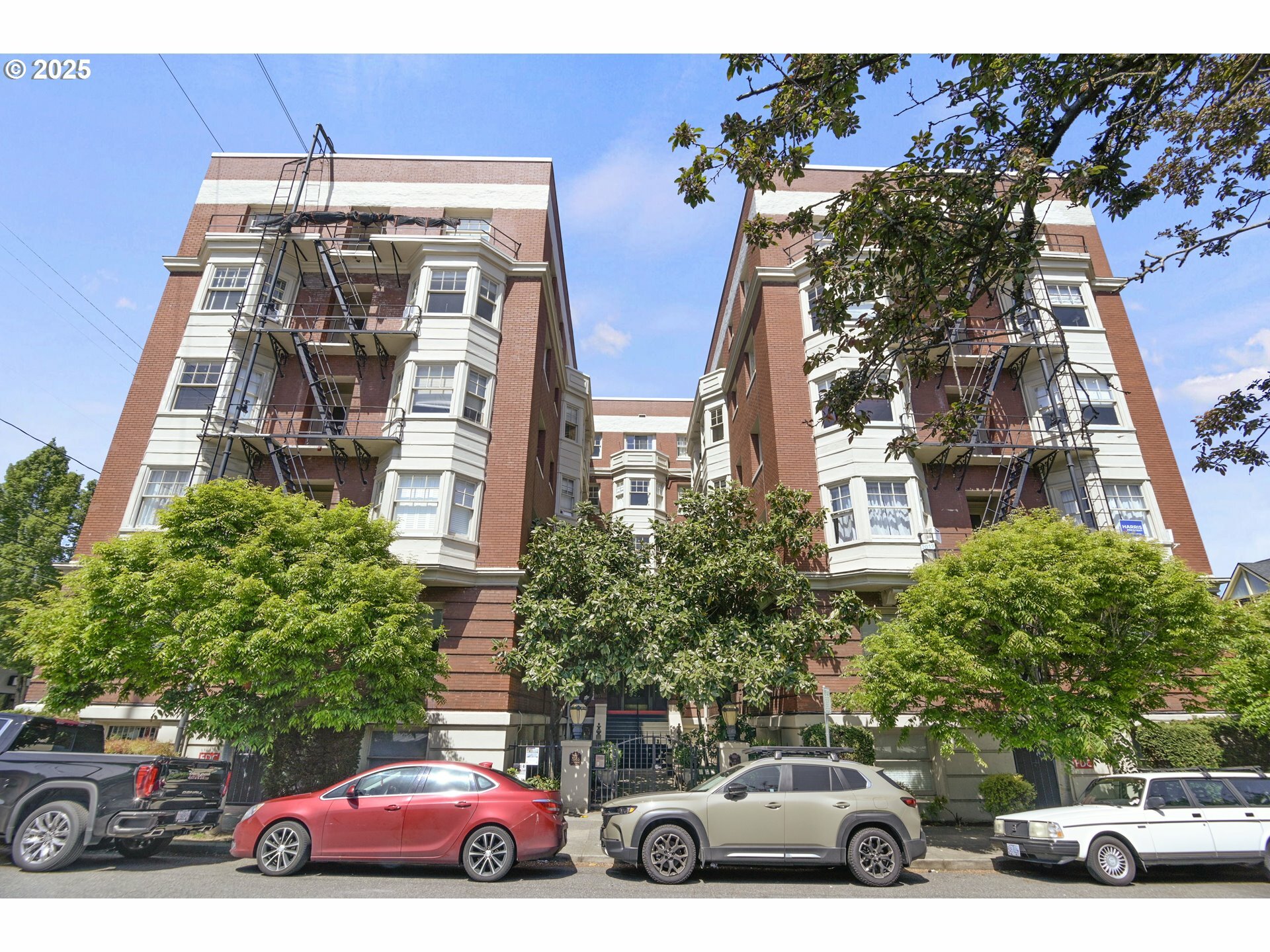 Property Photo: 2083 NW Johnson St 2 OR 97209