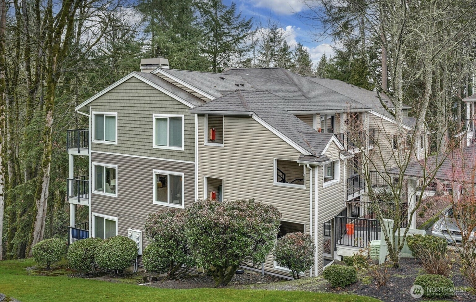 Property Photo: 5000 NW Village Park Drive H243 WA 98027