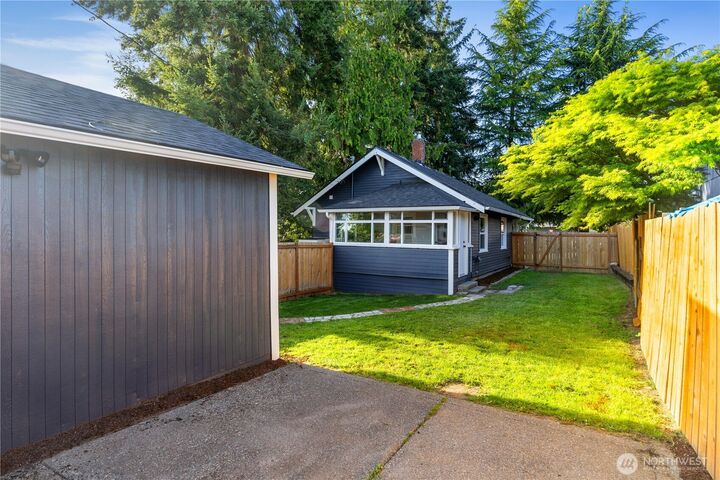 Property Photo:  626 E 51st Street  WA 98404 