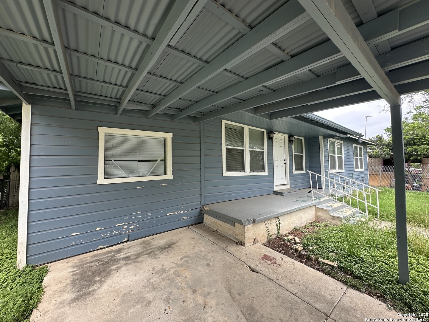 Property Photo: 2543 W Mulberry TX 78228