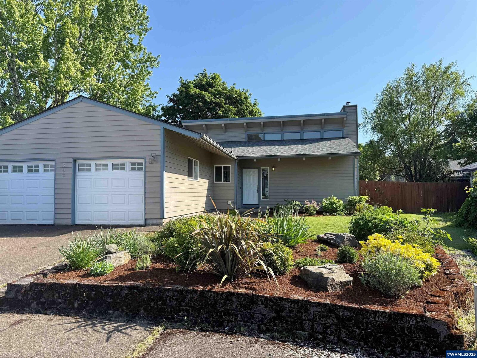 Property Photo: 303 Marlon Pl OR 97370