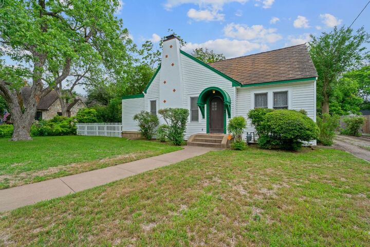 1709 W Lake Drive  Taylor TX 76574 photo