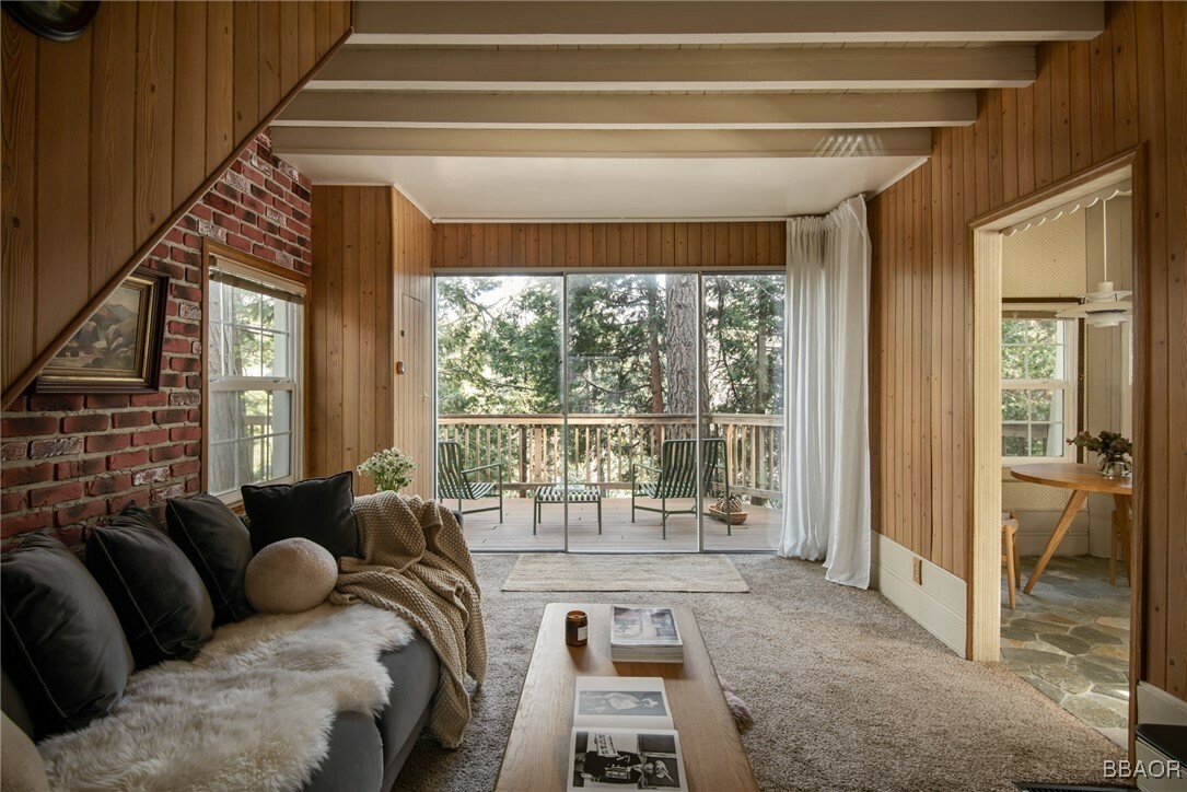 Property Photo:  664 E Victoria Court  CA 92352 