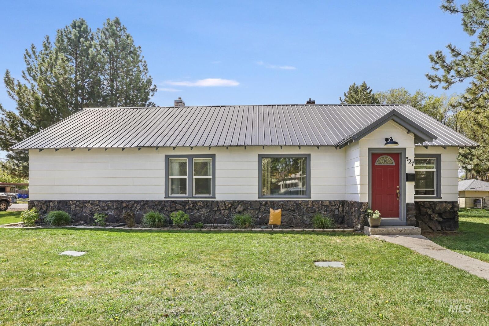 Property Photo:  327 E Ave C  ID 83338 